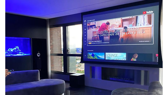 Altifalante inteligente numa prateleira