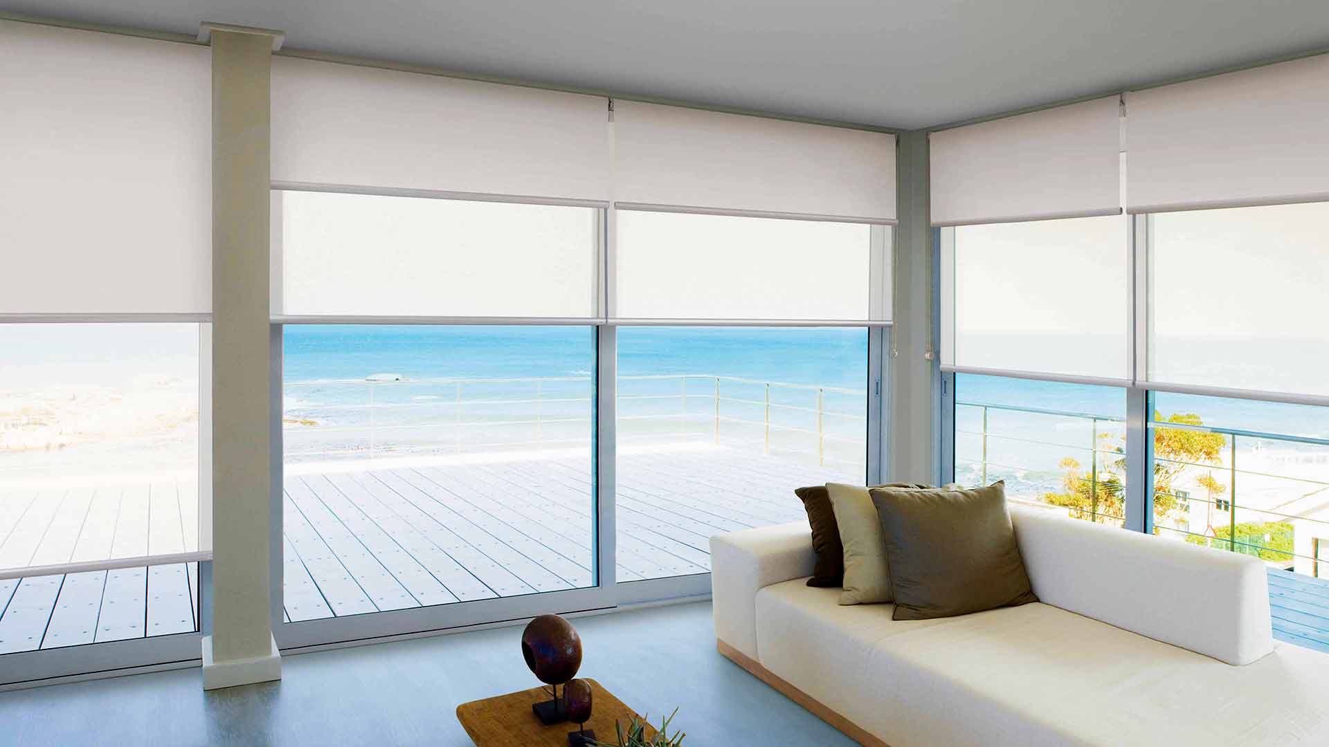 Sala de estar clara com persianas automatizadas