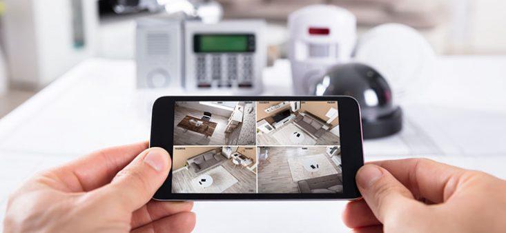 Smartphone exibindo imagens de câmeras de segurança