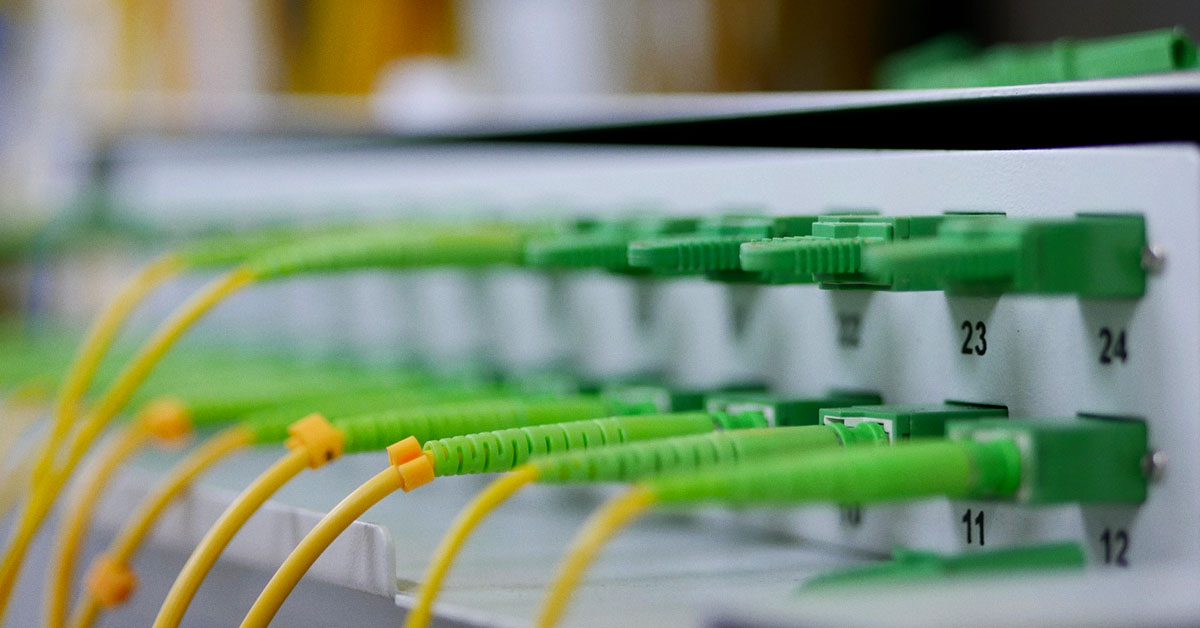 Cabos de fibra óptica acesos