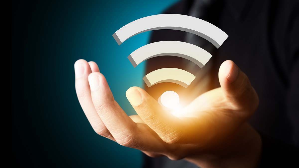 Access Point Wi-Fi profissional instalado no teto